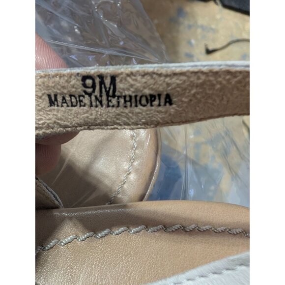 Vaneli White Leather Flat Sandals Womens 9M Adjustable Buckle Straps - Picture 4 of 5